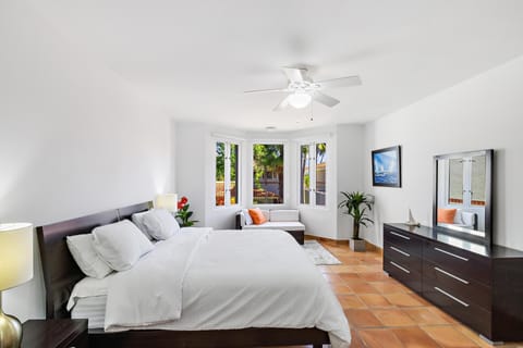 Master BR en-suite: King bed; large ceiling fan-light keeps the space breezy 