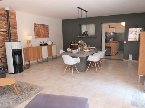 Property, Table, Furniture, Building, Wood, Picture Frame, Houseplant, Interior Design, Flooring