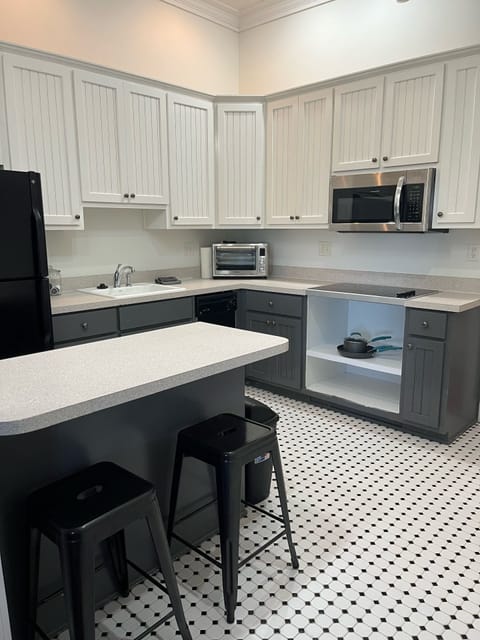 Full Kitchen: stovetop, countertop convection oven, full fridge/freezer