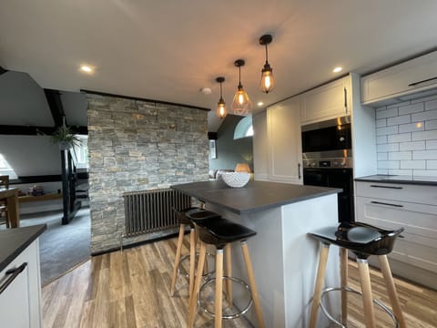 Start the day right at the breakfast bar with a brew and bite