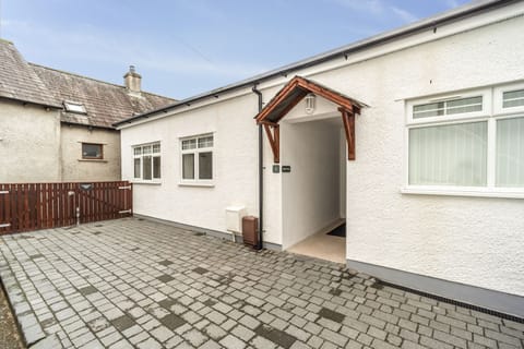 The accessible bungalow in central Keswick has private parking for 1 car