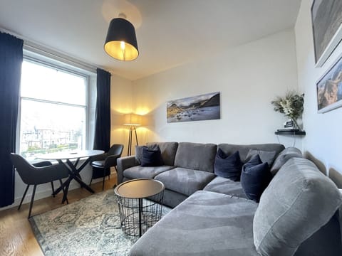 This bright and comfortable first floor apartment in Keswick town centre is perfect for couples looking for a Lakeland retreat