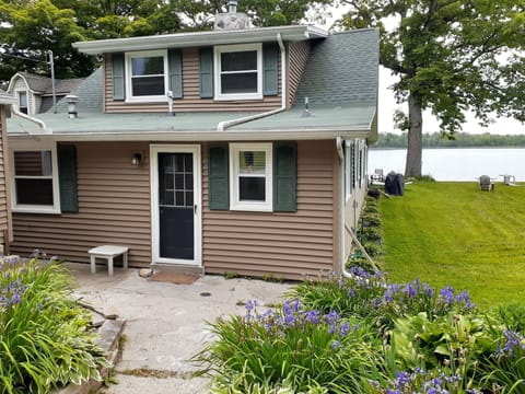 Welcome to 9328 Oakdale, Laingsburg, MI 48848 Street side.