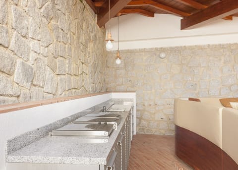 Villa Ritter Maria, four roomed holiday apartment in Marina di Campo, outdoor kitchen