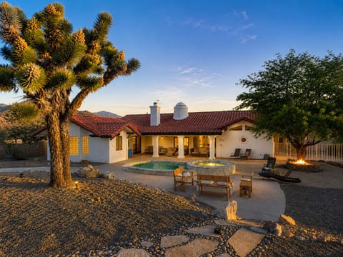 Enjoy a heated saltwater pool, oversized spa, beautiful Joshua trees, mountains.