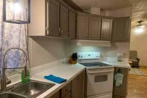 Full kitchen, electric oven
