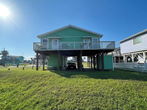 Beachfront Hideaway and large front yard!