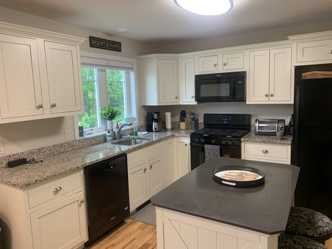 Spacious fully furnished kitchen