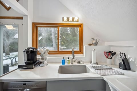 Kitchen sink, dishwasher, and Keurig coffee maker