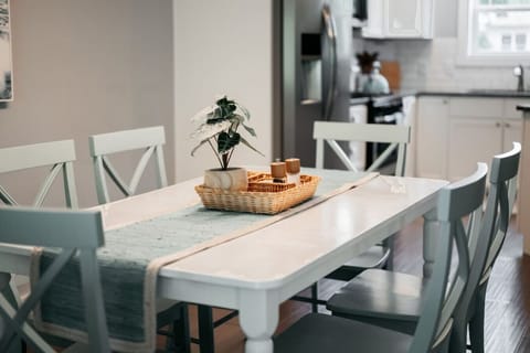 Bright dining area perfect for family dinner or celebrations! 🌿🍴