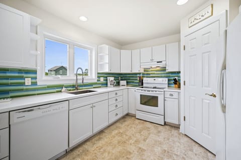 Or stroll to the Marina Club Restaurant, just around the corner.