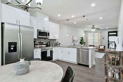 Fully equipped kitchen for family meals in Point Venture