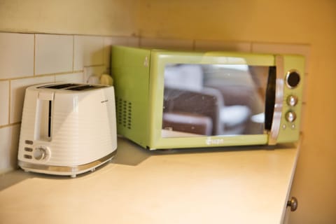 Cosy Contained Riverside 1bed - 2 Floors - Parking Apartment in Bridgwater