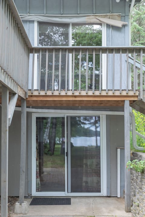 Upper entrance to dining room and lower entrance to a bedroom.
