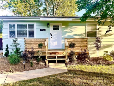 Fully renovated Cottage style home with all the modern conveniences!