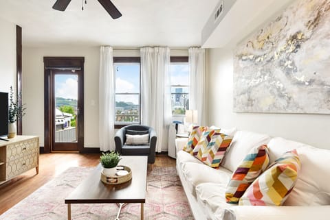 Welcome to the Skyline Sanctuary. Imagine yourself in this bright & cozy space!
