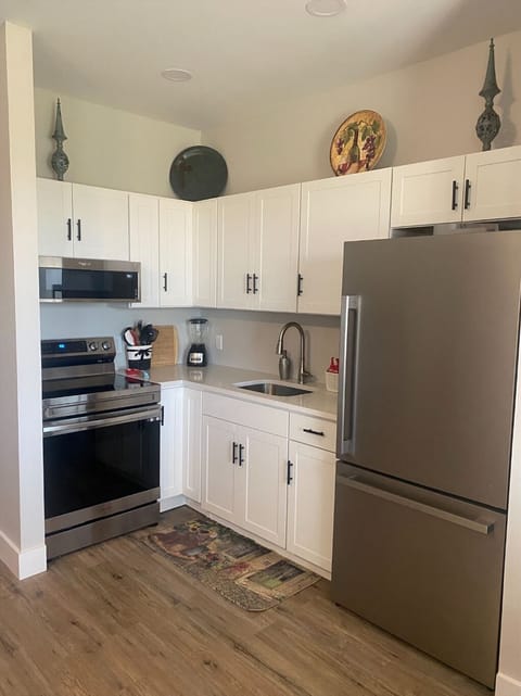Fully equipped kitchen with full-oven and refrigerator