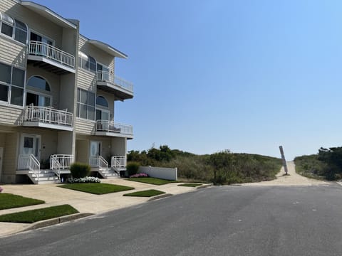 Your distance to the beach. We are the 2nd driveway from the beach.