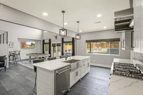 Kitchen w/ Island Seating