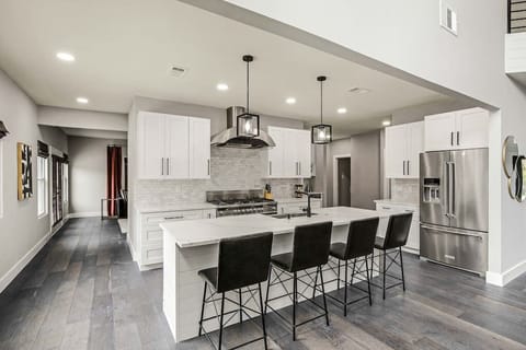 Kitchen w/ Island Seating