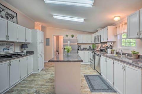 Kitchen | Main Floor | Blender | Toaster | Ice Maker