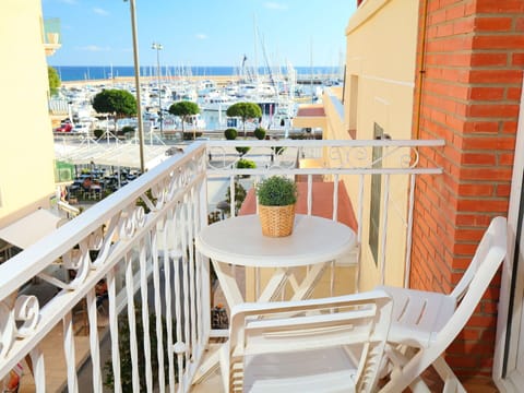 Property, Furniture, Sky, Plant, Wood, Flowerpot, Chair, Building, Interior Design, Outdoor Furniture