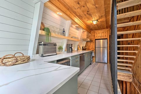 Kitchen | Basic Cooking Essentials Provided | Dishwasher | Drip Coffee Maker