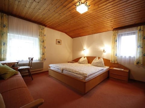 Doppelzimmer mit fl. Wasser - Gasthof Michlbauer Bed and Breakfast in Schladming