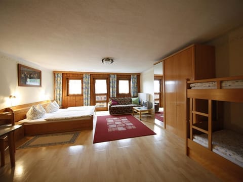 Vierbettzimmer mit Dusche, WC - Gasthof Michlbauer Bed and Breakfast in Schladming