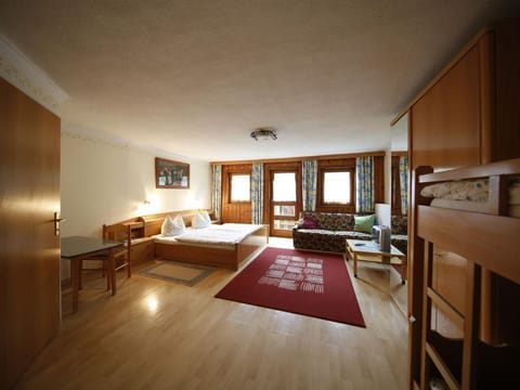 Vierbettzimmer mit Dusche, WC - Gasthof Michlbauer Bed and Breakfast in Schladming