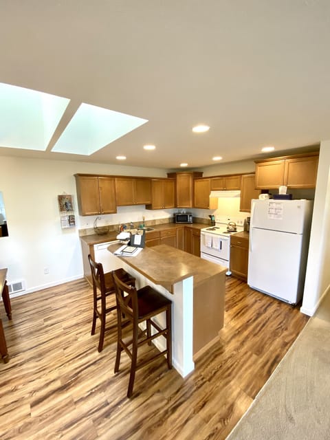 Kitchen and breakfast bar