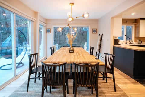 dining room comfortably fits 10 guests