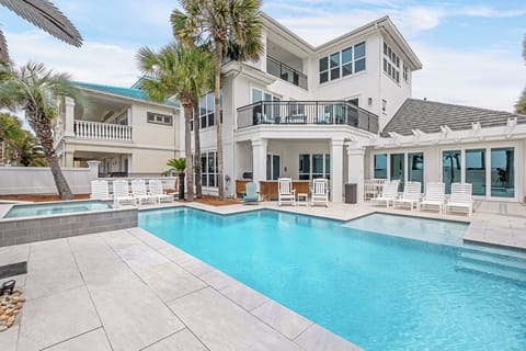 Large Resort Style Pool For Fun In The Sun!
(Size 35' L x 20' W) 