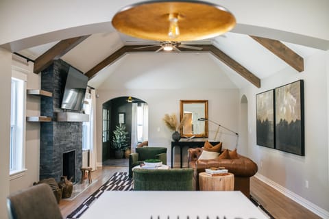 Casa 22's living room with open concept flowing from entry way to the kitchen