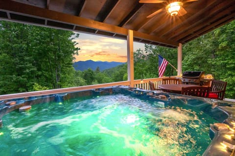 Large 6 person Hot Tub with amazing long range views of the mountains. 