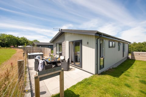 A hook and cook BBQ and the outside patio - Forget Me Not Lodge
