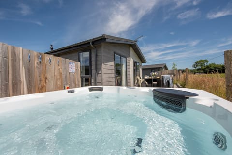 The hot tub for relaxing in no matter the weather - Forget Me Not Lodge
