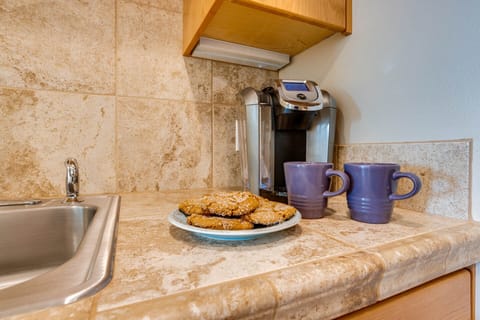 Perfect place to brew a coffee and sit and enjoy the tides of the ocean.
