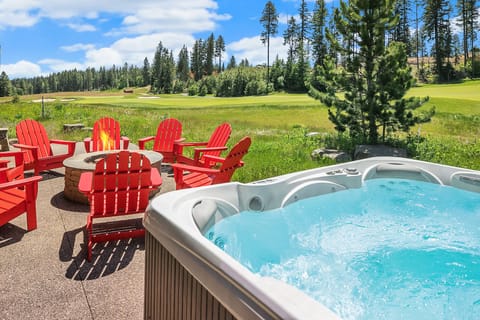 Elk Grove: - Private hot tub with golf course views!