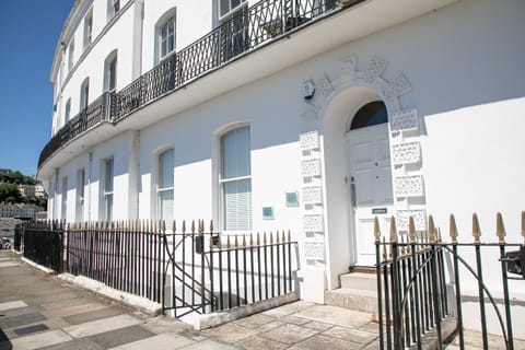 Fresh Escapes - Sovereign House - 2 Bed Apartment - Torquay