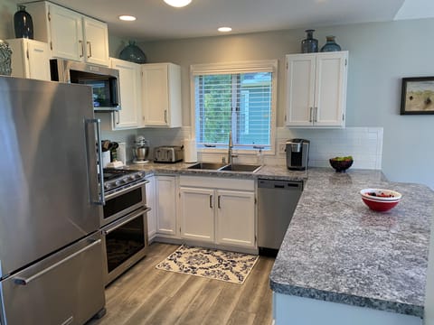 Large bar counter to entertain and serve from!