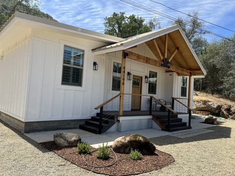 Luxury Home just 2 mi. from Sequoia Park’s entrance and 10 mi. from Mineral King