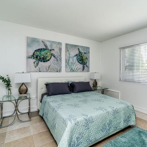 Queen master bedroom  with new cool gel mattress 