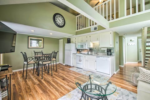 Living Room | Smart TV w/ Cable | Free WiFi | Central A/C & Heat