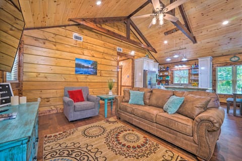 Living Area | Sleeper Sofa | Smart TV w/ Cable | Board Games