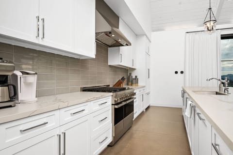 Cook delicious meals for breakfast, lunch, and dinner in this fully equipped kitchen. We suggest grabbing some ingredients from a local farm.