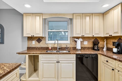 Big, clean kitchen for you to enjoy!