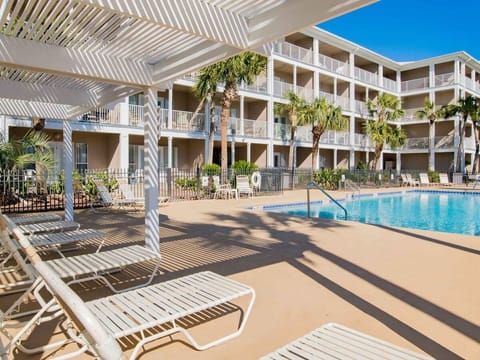 pool area with loungers - Pergola covering  