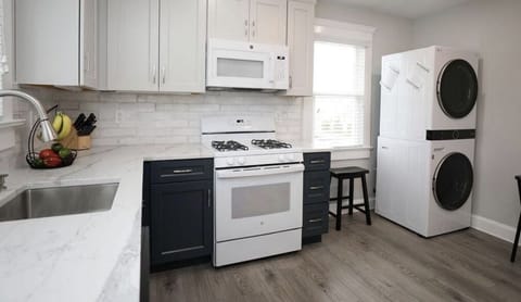 New kitchen with all the amenities you need for a perfect stay. 