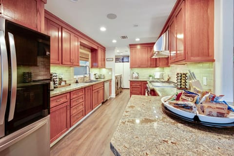 Fully stocked kitchen (toaster, blender,utensils, crockpot, etc.)